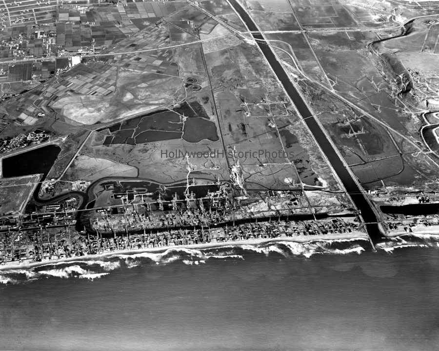 Venice Oil Fields 1938 now Marina Del Rey WM.jpg